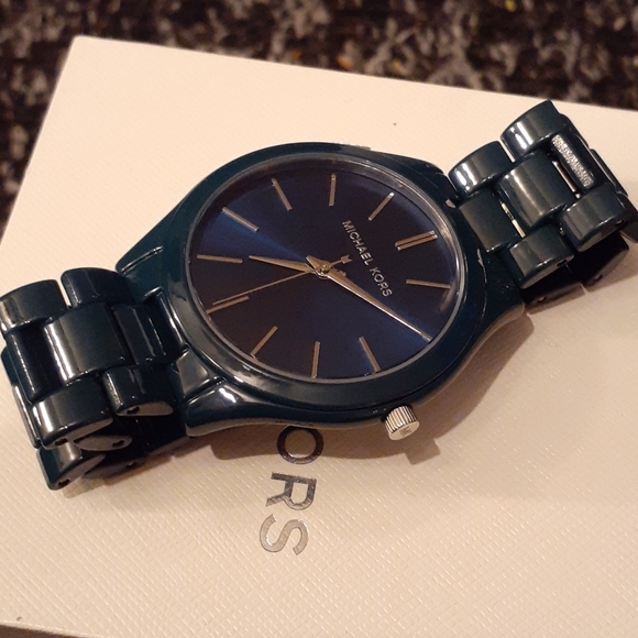 Michael Kors Watches - Picture 2 of 5